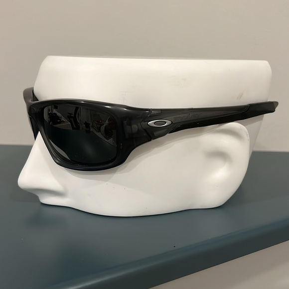 Oakley Mens Sunglasses - like new - Picture 2 of 5
